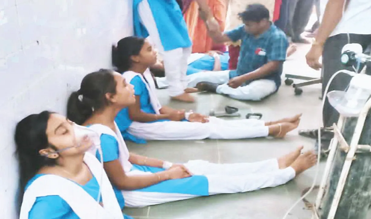  ଦଣ୍ଡମୁକ୍ତ ଅଞ୍ଚଳରେ ଦଣ୍ଡ! ଉଠ୍‌ବସ୍‌ ‌ହୋଇ ୯ ଛାତ୍ରୀ ଅସୁସ୍ଥ
