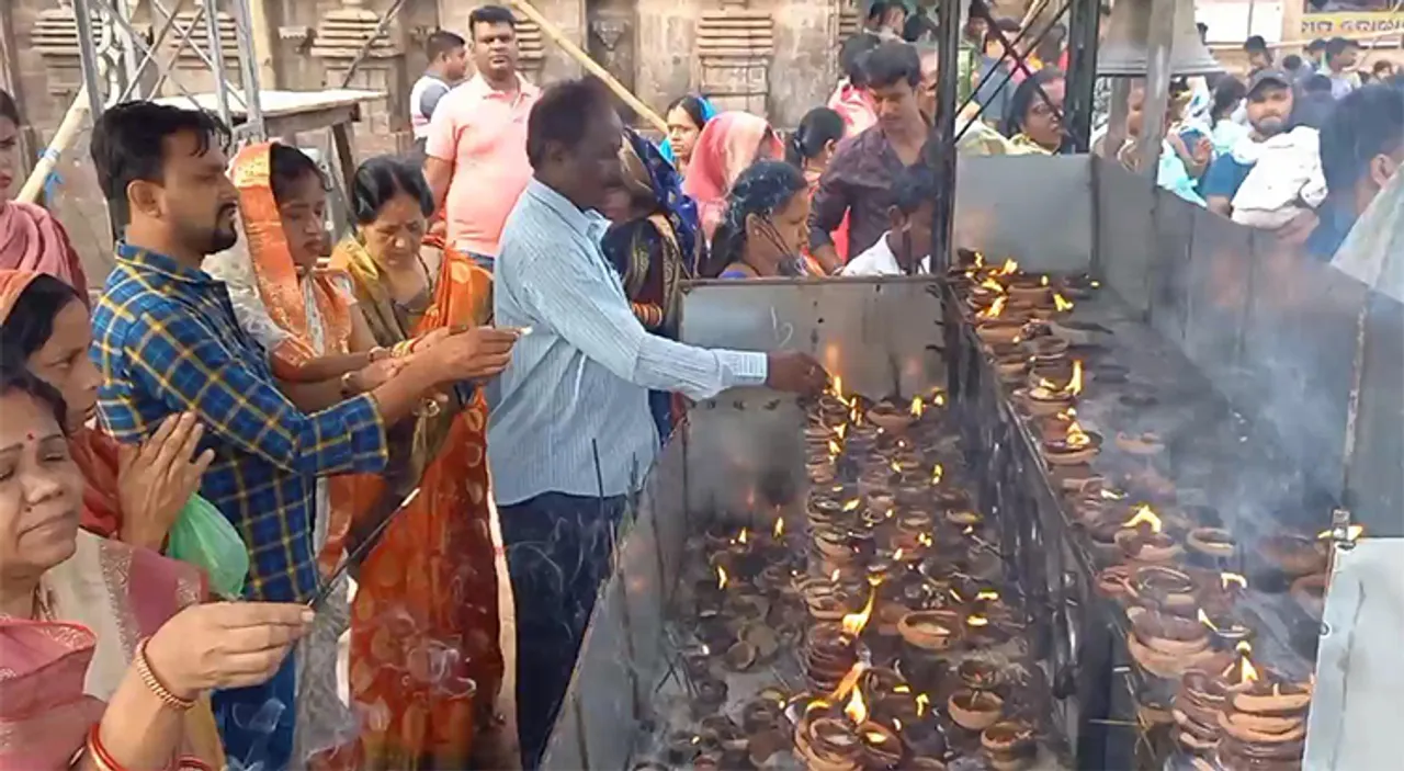  ସାବିତ୍ରୀ ପାଇଁ ମା’ ବିରଜା ମନ୍ଦି‌‌ରରେ ଭିଡ଼