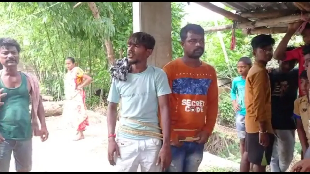  ଲୋକଙ୍କ ହାତରେ ଧରାପଡ଼ିଲେ ୨ ବ୍ରାଉନ୍‌ସୁଗର ବ୍ୟବସାୟୀ; ଛେଚିଲେ, ପୁଲିସ ଜିମା ଦେଲେ