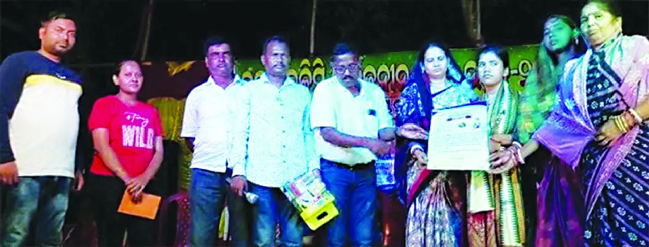  ଦିବ୍ୟାଙ୍ଗ ଚିତ୍ରଶିଳ୍ପୀଙ୍କୁ ନିଜ ବୃତ୍ତି ଟଙ୍କା ପ୍ରଦାନ କଲେ ଛାତ୍ରୀ