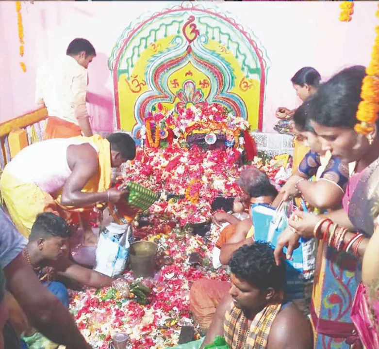  ମା’ ସାବିତ୍ରୀଙ୍କ ପୀଠରେ ଶ୍ରଦ୍ଧାଳୁଙ୍କ ଭିଡ଼