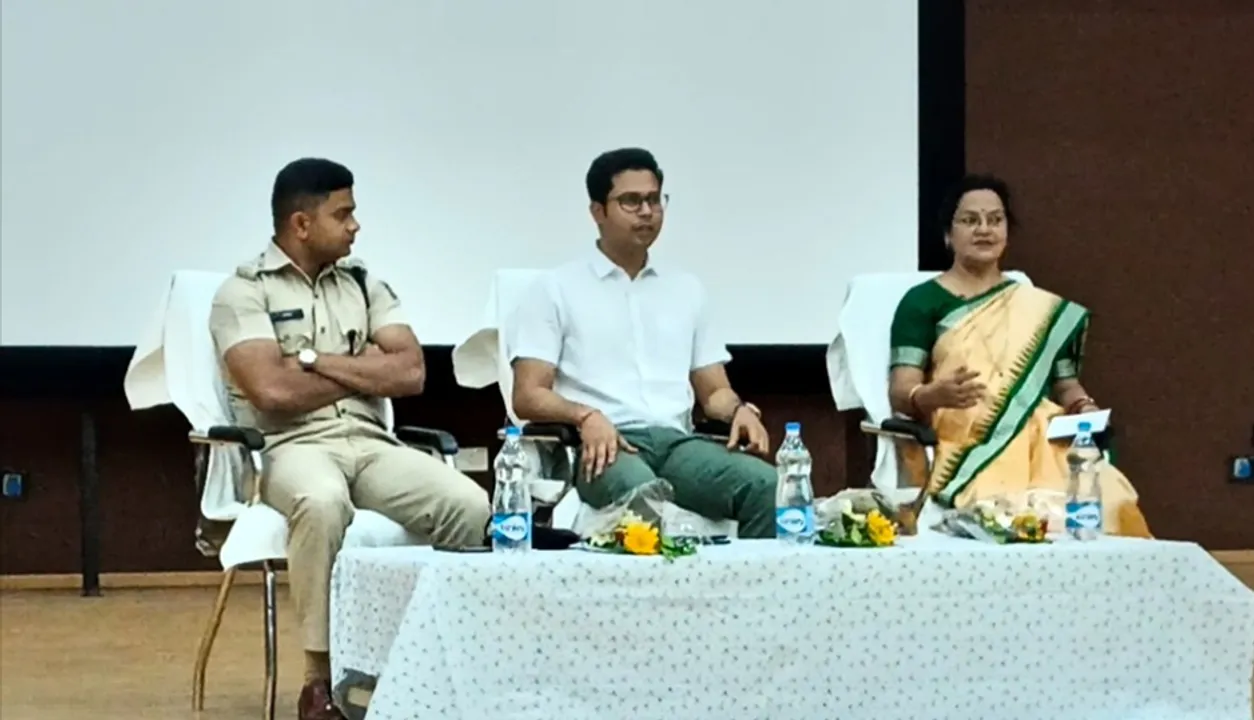  ରାଗିଂ ବିରୋଧରେ ପ୍ରଶାସନର ରଣନୀତି: ଡାକ୍ତରୀ ଛାତ୍ରଛାତ୍ରୀଙ୍କୁ ସଚେତନ କଲେ ଜିଲ୍ଲାପାଳ ଓ ଏସ୍‌ପି
