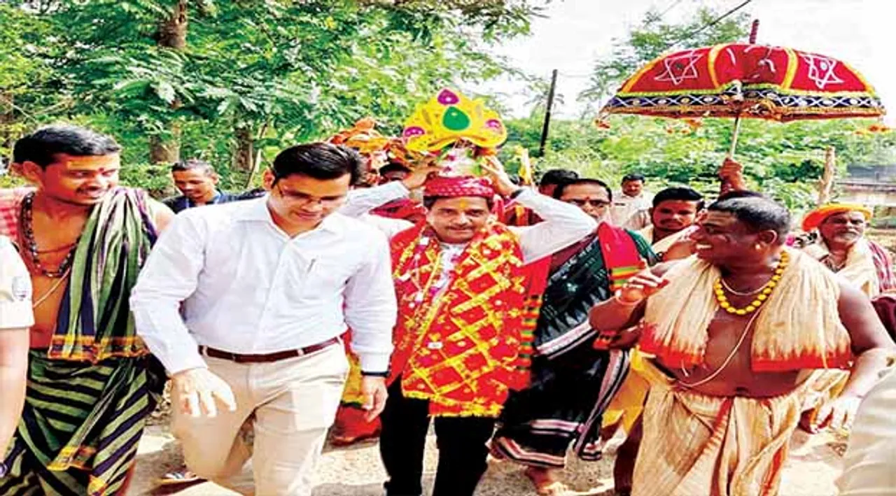  ମା’ ତାରାତାରିଣୀ ମନ୍ଦିର ପ୍ରତିଷ୍ଠା, ମଥାରେ ଜଳକଳସ ଧରିଲେ ଜିଲ୍ଲାପାଳ 