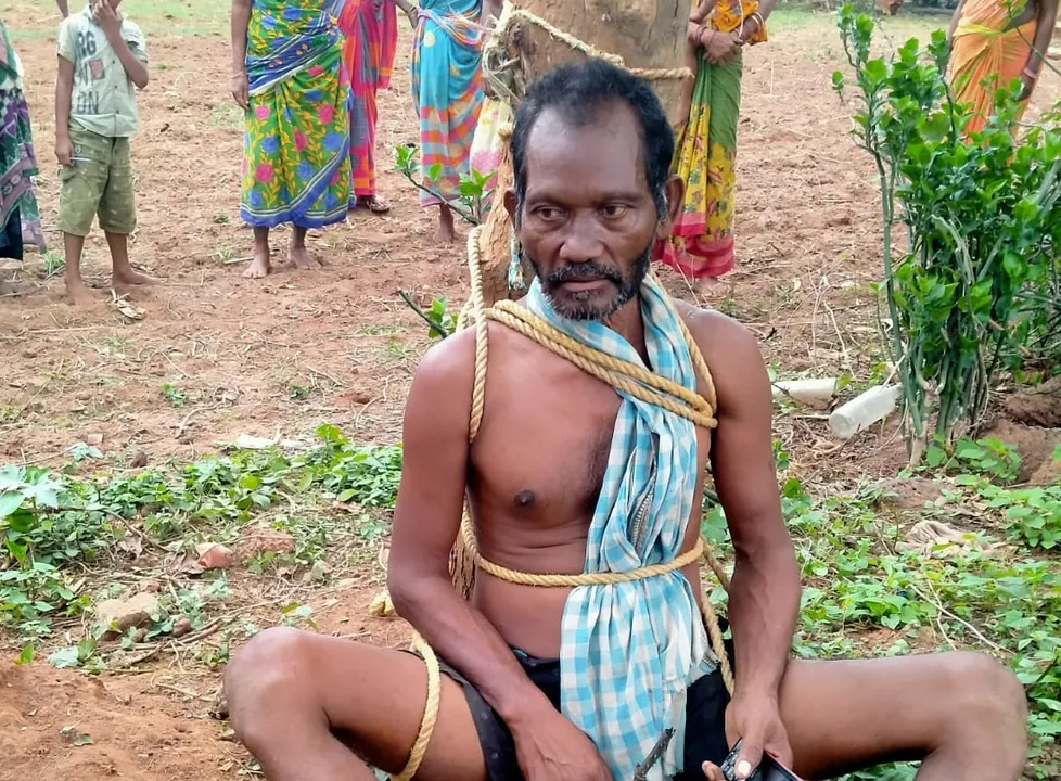  ସୁକିନ୍ଦାରେ ସ୍ବାମୀର କଟୁରି ‌ଚୋଟରେ ସ୍ତ୍ରୀ ମୃତ, ଅଭିଯୁକ୍ତ ସ୍ବାମୀକୁ ବାନ୍ଧି ପକାଇଲେ ଲୋକେ