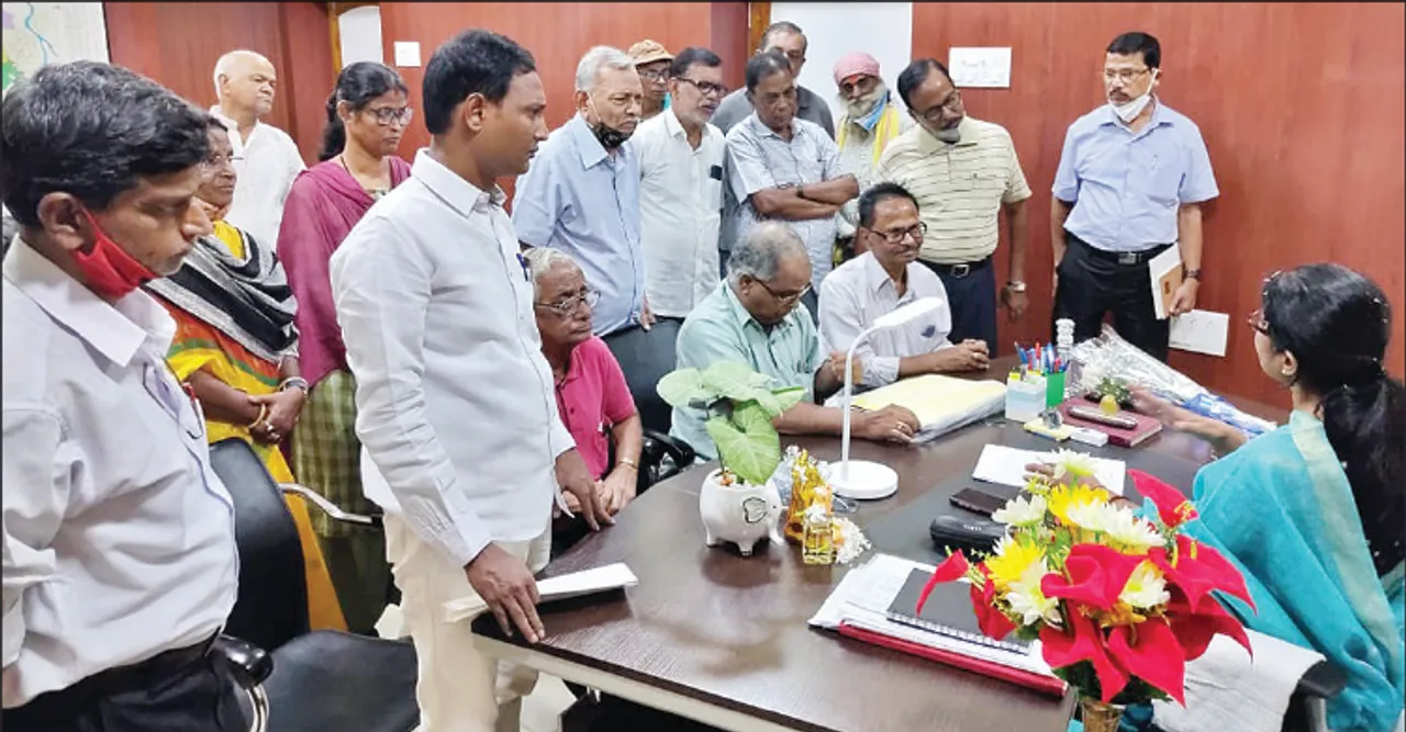  ପରିତ୍ୟକ୍ତ ହୋଇ ପଡିଛି ନନ୍ଦକିଶୋର ପୁଷ୍କରିଣୀ, ଅଭିଯୋଗ କରି ମେୟରଙ୍କୁ ଘେରିଲେ ଲୋକ