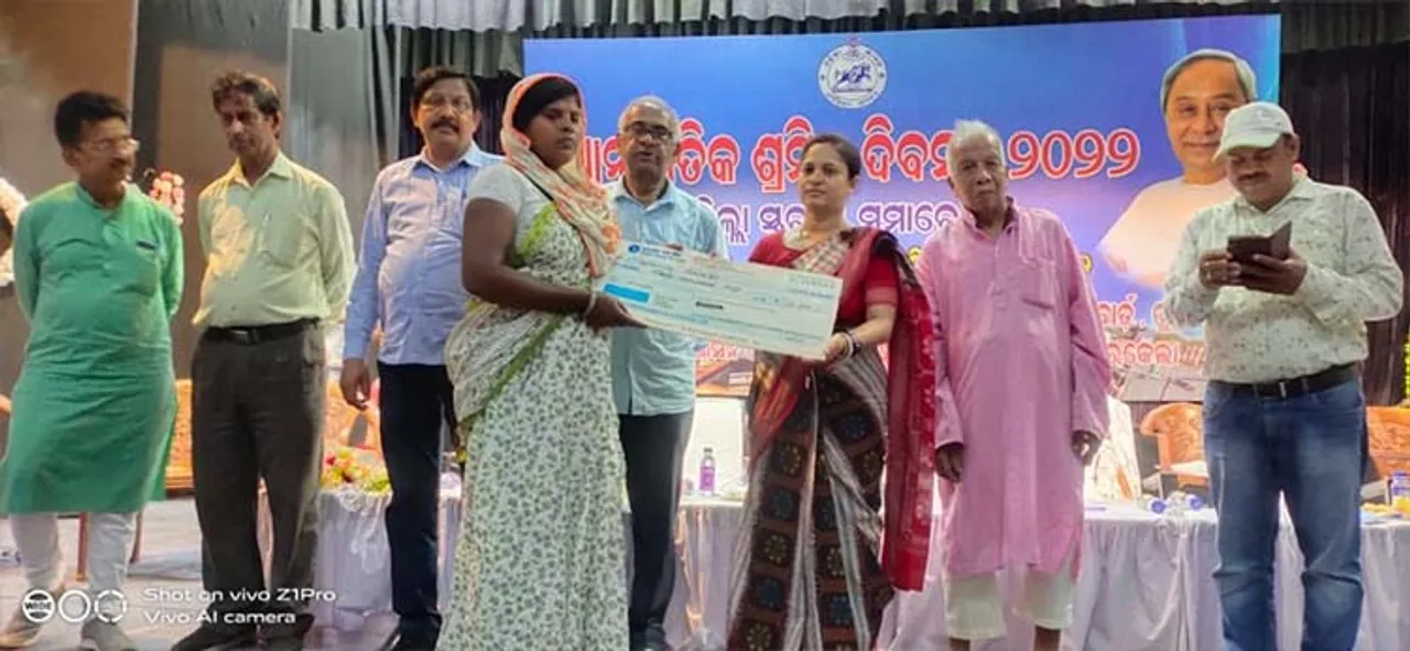  ନିର୍ମାଣ ଶ୍ରମିକଙ୍କୁ ଭଣ୍ଡାଉଛି ଜିଲ୍ଲା ଶ୍ରମ ବିଭାଗ, ଶ୍ରମିକ ଦିବସରେ ଡମି ଚେକ୍‌ ବାଣ୍ଟି ଠକିଦେଲେ
