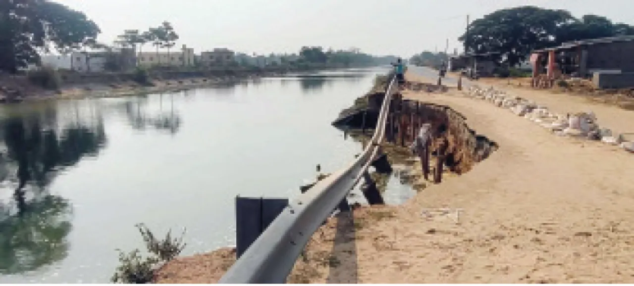 କେନ୍ଦ୍ରାପଡ଼ା କେନାଲ୍‌ ସଂଯୋଗ ସେତୁ ସ୍ଥଳ ଅସୁରକ୍ଷିତ: ମାର୍ଚ୍ଚରେ ଧସିଥିଲା, ଶୁକ୍ରବାର ପୁଣି ଧସିଲା