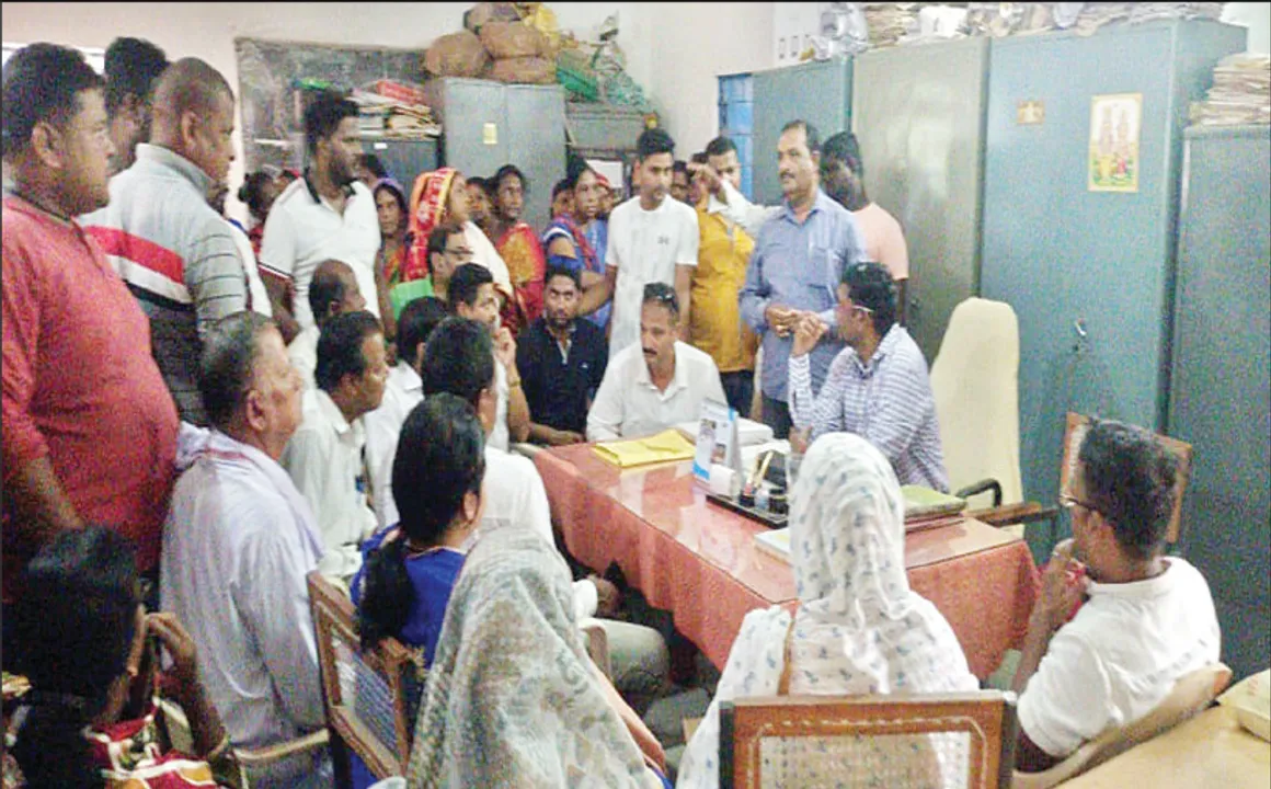  ଶିକ୍ଷୟିତ୍ରୀଙ୍କ ନିଯୁକ୍ତିକୁ ନେଇ ଉତ୍ତେଜନା: ବ୍ଲକ ଅଧ୍ୟକ୍ଷାଙ୍କୁ କ୍ଷମା ମାଗିଲେ ବିଇଓ