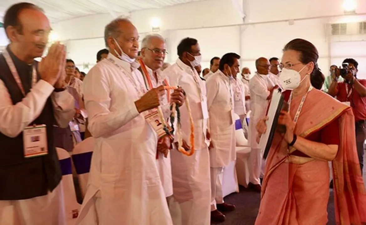  ଯେତେବେଳେ ମୁହଁ ଖୋଲିବା ଜରୁରୀ, ସେତେବେଳେ ଆମର ବାକପଟୁ ପ୍ରଧାନମନ୍ତ୍ରୀ ନିରବ ରହୁଛନ୍ତି : ସୋନିଆ