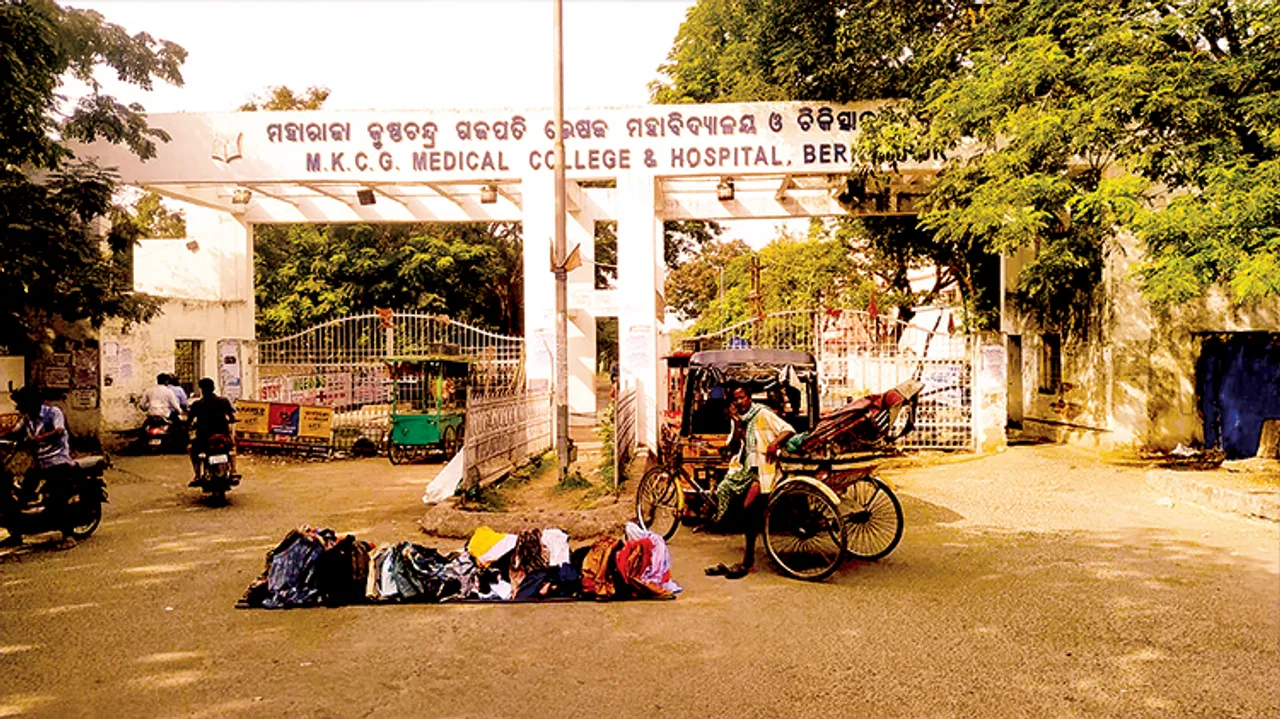  ସମସ୍ୟା ଯେମିତି କି ସେମିତି: ରାଜନୀତିର ପଶାପାଲିରେ ଏମ୍‌କେସିଜି ମେଡିକାଲ କଲେଜ
