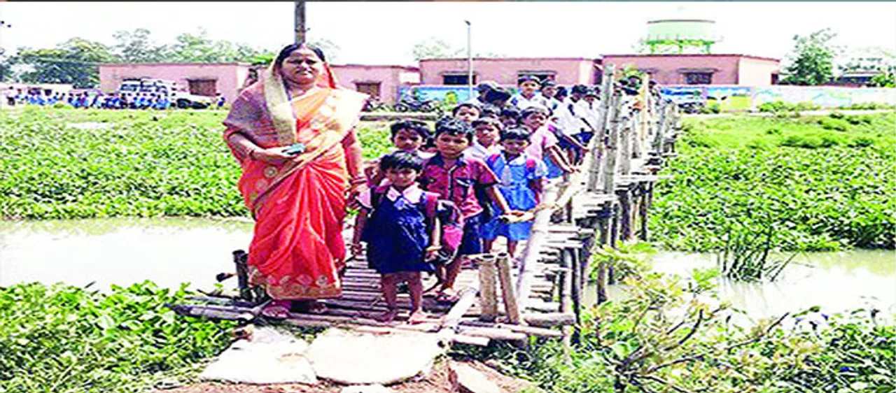  ବାଉଁଶ ପୋଲକୁ ଭରସା କରିଛନ୍ତି ଗ୍ରାମବାସୀ