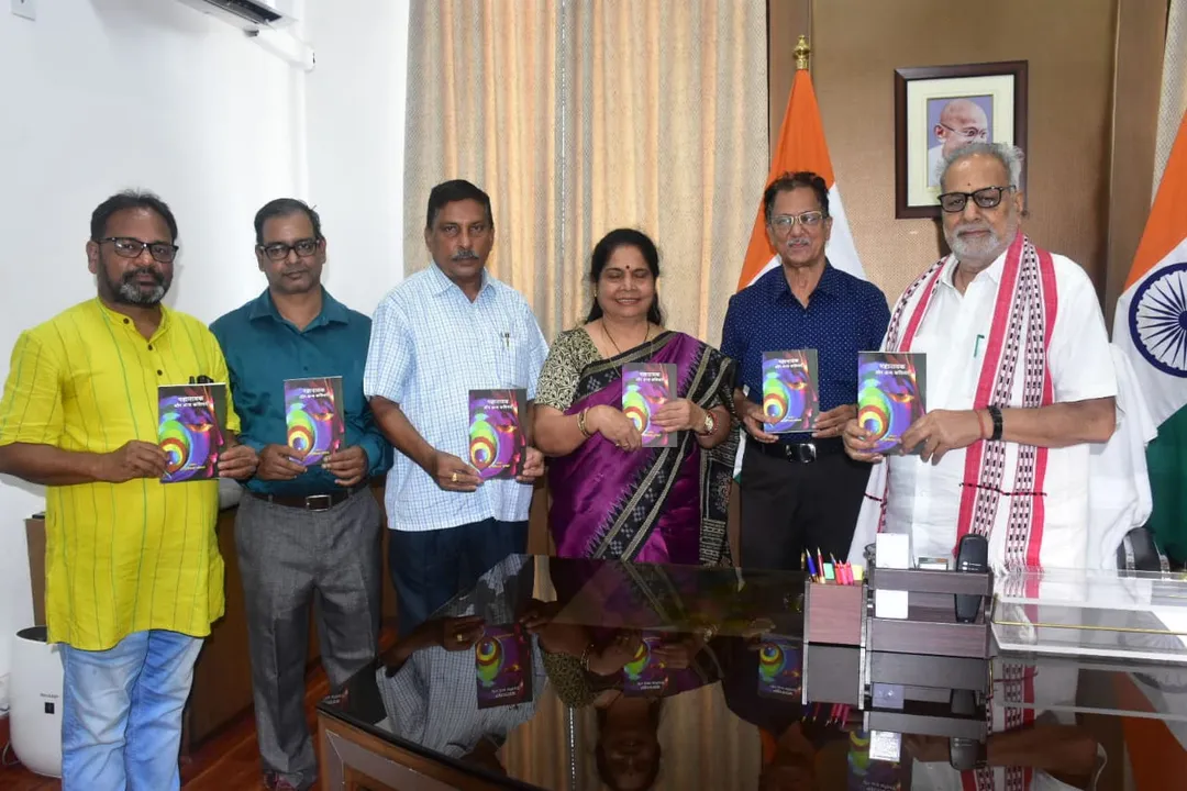  ଅନୁବାଦ କବିତା ପୁସ୍ତକ ‘ମହାନାୟକ ଔର ଅନ୍ୟ କବିତାଏଁ’ ରାଜ୍ୟପାଳଙ୍କ ଦ୍ୱାରା ଉନ୍ମୋଚିତ