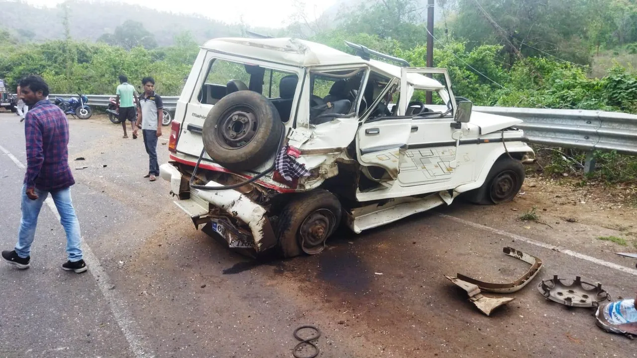  ଟ୍ରକ୍ ଧକ୍କାରେ ବୋଲେରୋ ଚୁରମାର୍, ୭ ଗୁରୁତର 
