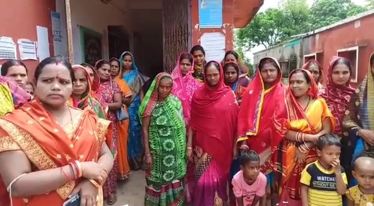  ଅଙ୍ଗନବାଡି ସହାୟକ ନିଯୁକ୍ତିରେ ଅନିୟମିତତା, ସିଡିପିଓଙ୍କ କାର୍ଯ୍ୟାଳୟ ଘେରାଉ କରି ପ୍ରତିବାଦ କଲେ ମହିଳା
