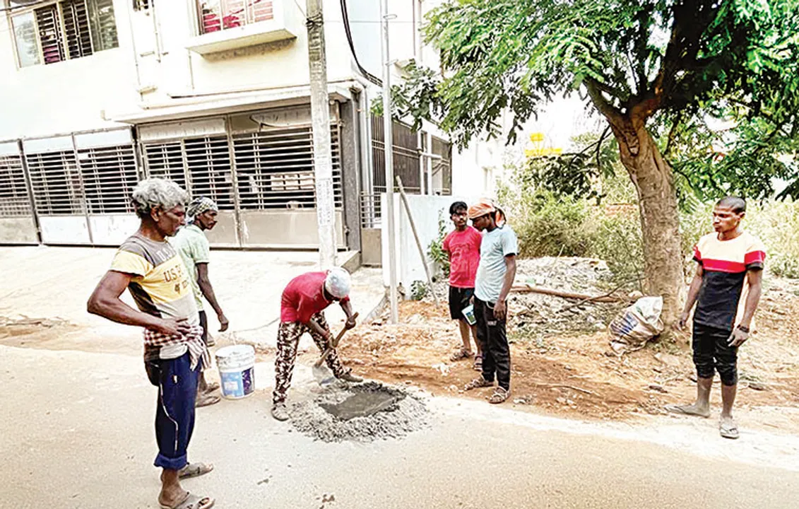  ରାସ୍ତାକଡ଼ରେ ଏୟାରଟେଲ୍‌ ଟେଲିସୋନିକ୍‌ର ଖୁଣ୍ଟ ପୋତା ପ୍ରସଙ୍ଗ: ପୂର୍ତ୍ତ ବିଭାଗର ନୋଟିସ୍‌ ପରେ ବନ୍ଦ ହେଲା
