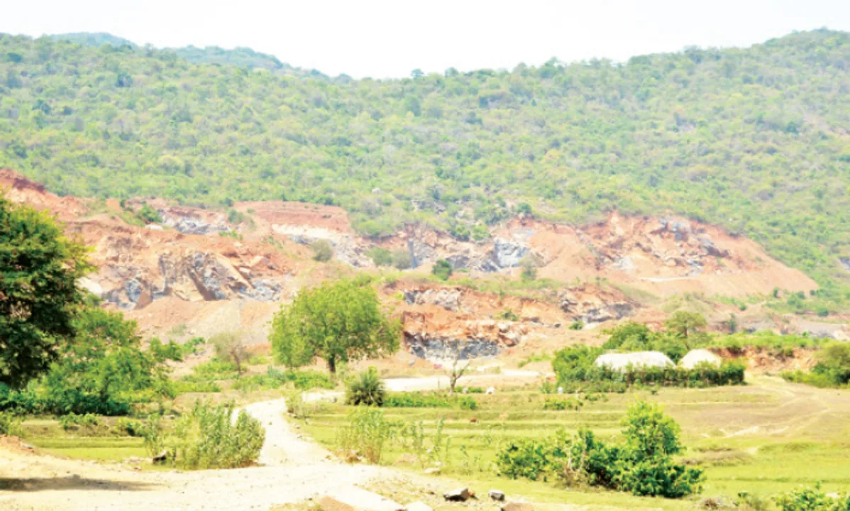  ଏନ୍‌ଜିଟି ଓ ଜଙ୍ଗଲ ଓ ପରିବେଶ ନିୟମକୁ ବେଖାତିର: ମାଟିରେ ମିଶିଯିବ ଶାରୀଶୁଆ ପାହାଡ଼