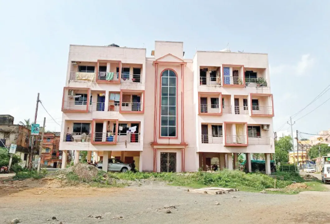  ଠାକୁରଙ୍କ ଜମିରେ ୩ ମହଲା ପୁଲିସ କ୍ୱାର୍ଟର୍ସ! ଜବରଦଖଲ ଉଚ୍ଛେଦ ବାଟରେ କଣ୍ଟା ସାଜିଛି ପ୍ରଶାସନ