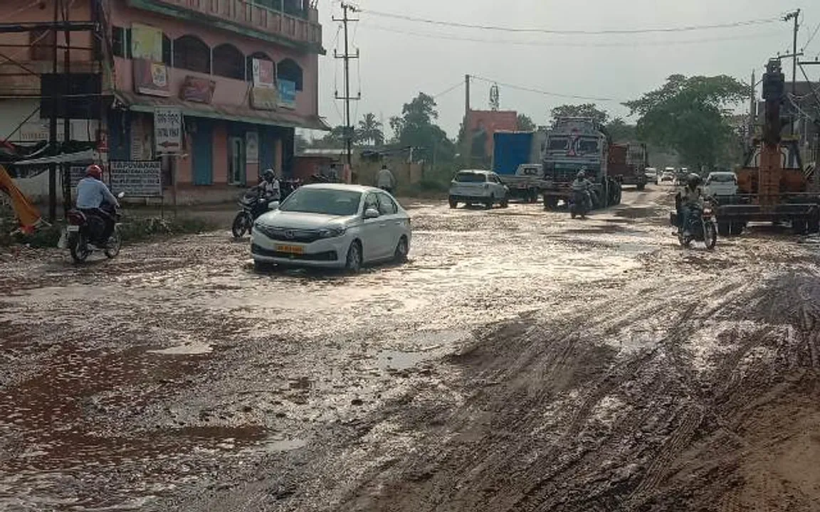  ଅସରାଏ ବର୍ଷାରେ ୫୫ ନମ୍ବର ଜାତୀୟ ରାଜପଥର ଅବସ୍ଥା ବେହାଲ। (ଫଟୋ: ସୁଜିତ୍‌, ନାଲକୋନଗର)