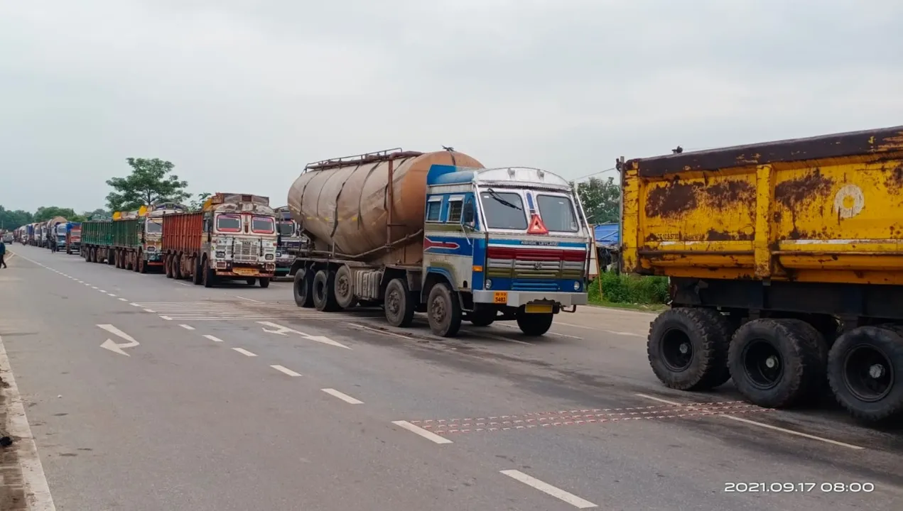 ସୁନ୍ଦରଗଡ଼ରେ ଟ୍ରକ ଟର୍ମିନାଲ୍ କେବେ? ରାସ୍ତା କଡ଼ ପାର୍କିଂ ଡାକୁଛି ଦୁର୍ଘଟଣା, ବଢ଼ୁଛି ଲୁଟ୍
