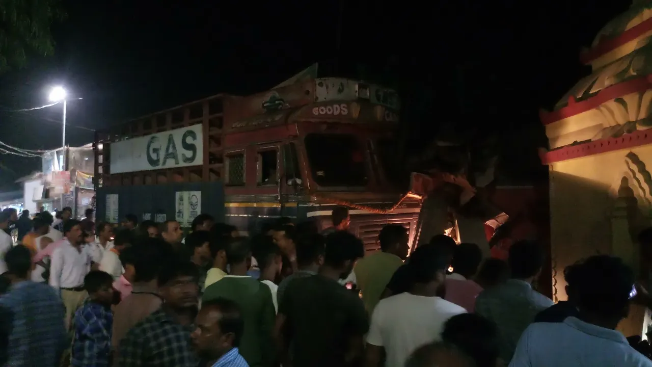 ଦୋକାନ ଉପରେ ମାଡ଼ିଗଲା ଟ୍ରକ