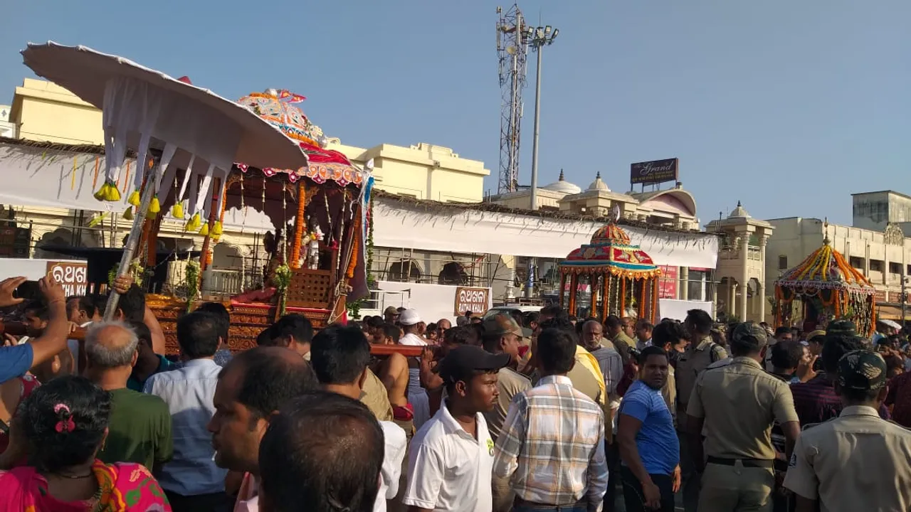  ପୁରୀ: ଚନ୍ଦନଯାତ୍ରା ପାଇଁ ମଣି ବିମାନରେ ମହାପ୍ରଭୁଙ୍କ ଚନ୍ଦନ ଚକଡ଼ାକୁ ବିଜେ।