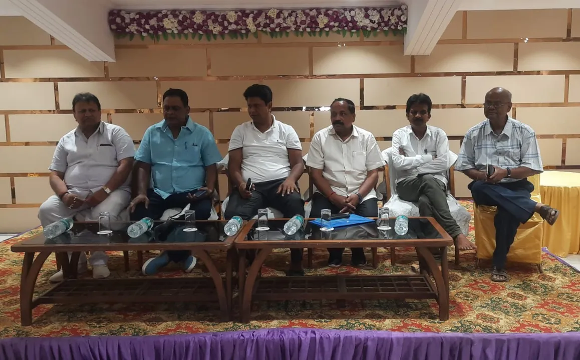  ଝାରସୁଗୁଡ଼ାରେ ସାଂଗଠନିକ ବୈଠକ: ବିଜେଡି ଟିକେଟ ମିଳିବ କାହାକୁ? ସଭାପତିଙ୍କ ଉପରେ ଦାୟିତ୍ବ