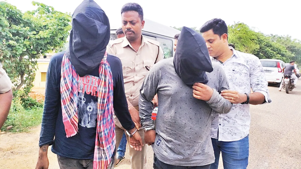  ଦେବୀଦୁର୍ଗା ଜୁଏଲାରି ମାଲିକଙ୍କୁ ଗୁଳିମାଡ଼ ଘଟଣା: ଡେମୋ ଦେଖାଇଲେ ରାଜେଶ ଓ ରବୀନ