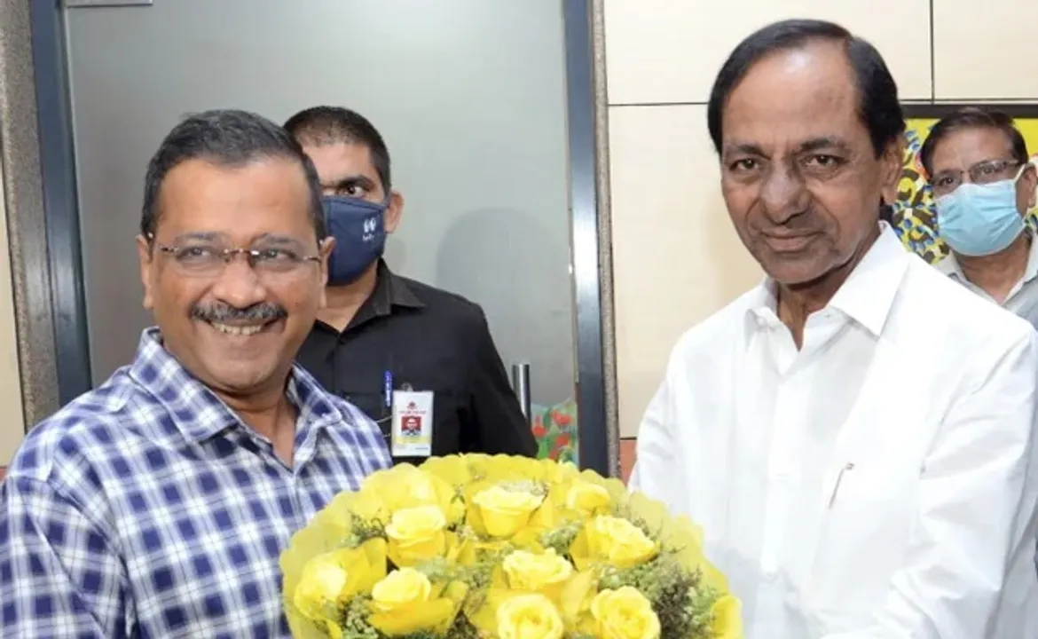  କୃଷକ ଆନ୍ଦୋଳନରେ ମୃତ ଚାଷୀଙ୍କ ପରିବାରକୁ ଭେଟି ୩ଲକ୍ଷ ଟଙ୍କାର ଚେକ୍ ଦେବେ କେଜ୍ରିୱାଲ ଓ କେସିଆର
