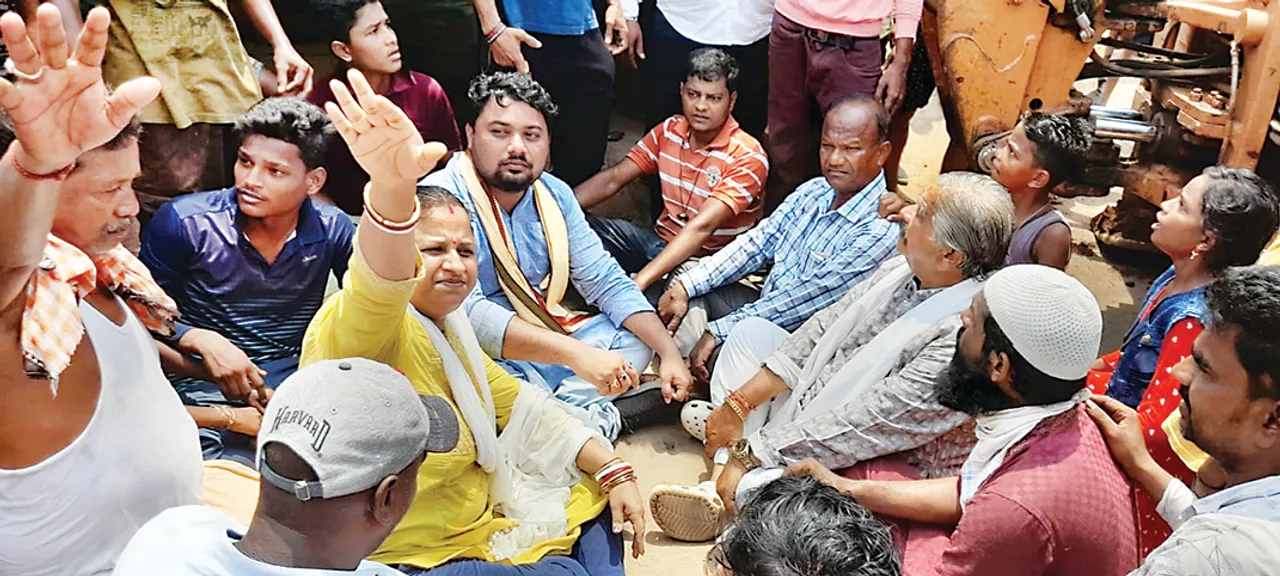  ବୁଲ୍‌ଡୋଜର ଆଗରେ ବସିଲେ ବିଧାୟକ: ଅଧାରେ ରହିଲା ଜବରଦଖଲ ଉଚ୍ଛେଦ