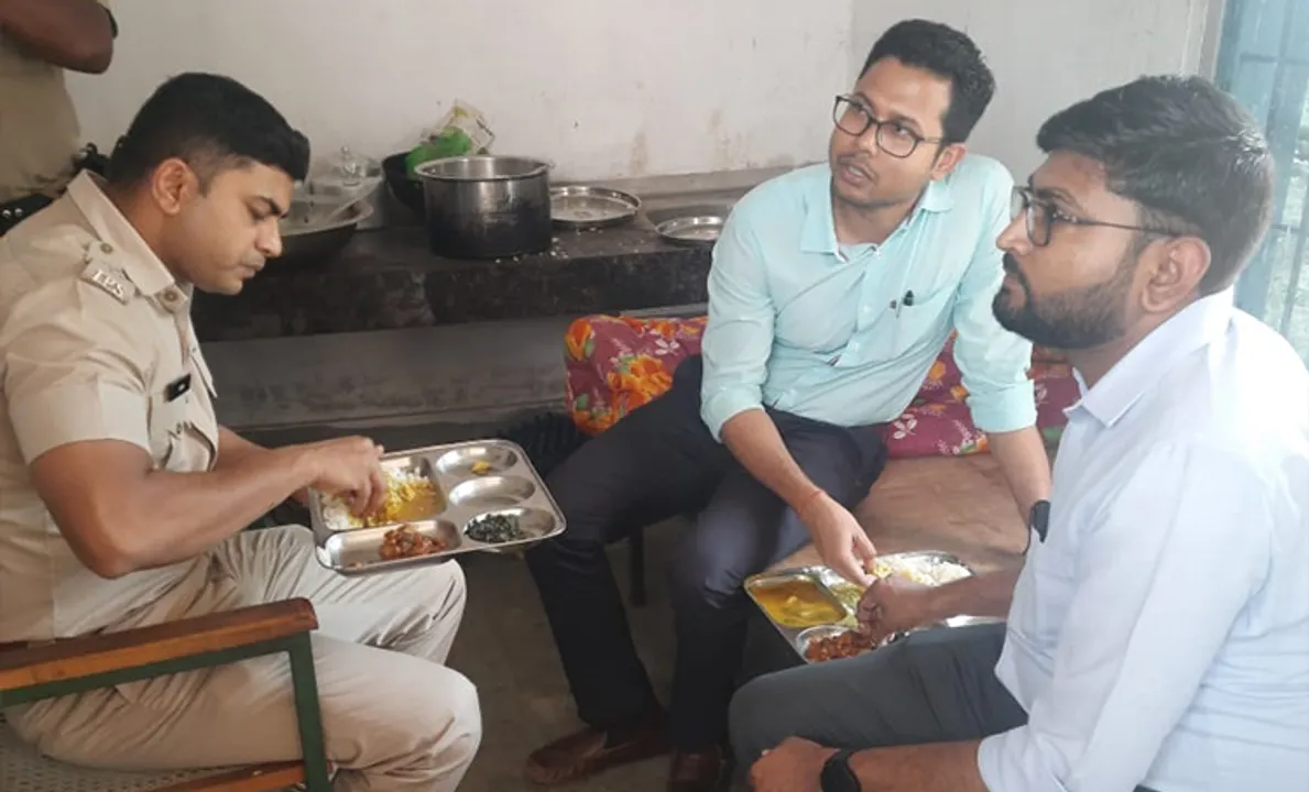  ଓଏଭିରେ ମଧ୍ୟାହ୍ନ ଭୋଜନ ପରଖିଲେ ଜିଲ୍ଲାପାଳ