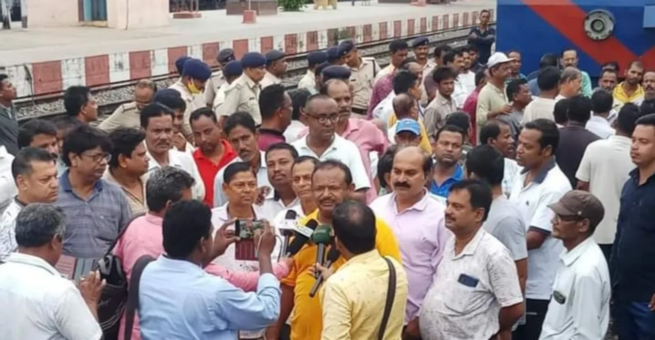  ଭଦ୍ରକରେ ରେଳରୋକ: ମେମୁ ଟ୍ରେନକୁ ପୂର୍ବ ଭଳି ଭଦ୍ରକ ଷ୍ଟେସନରୁ ଛାଡ଼ିବା ଲାଗି ଦାବି