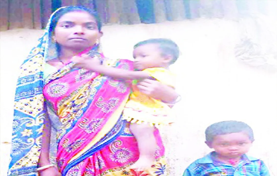  କେବେ ଥମିବ ହାତୀ ଉପଦ୍ରବ, ୨ ଛୁଆଙ୍କୁ ଧରି ପୋଲତଳେ ଲୁଚି ରହିଲେ ମହିଳା