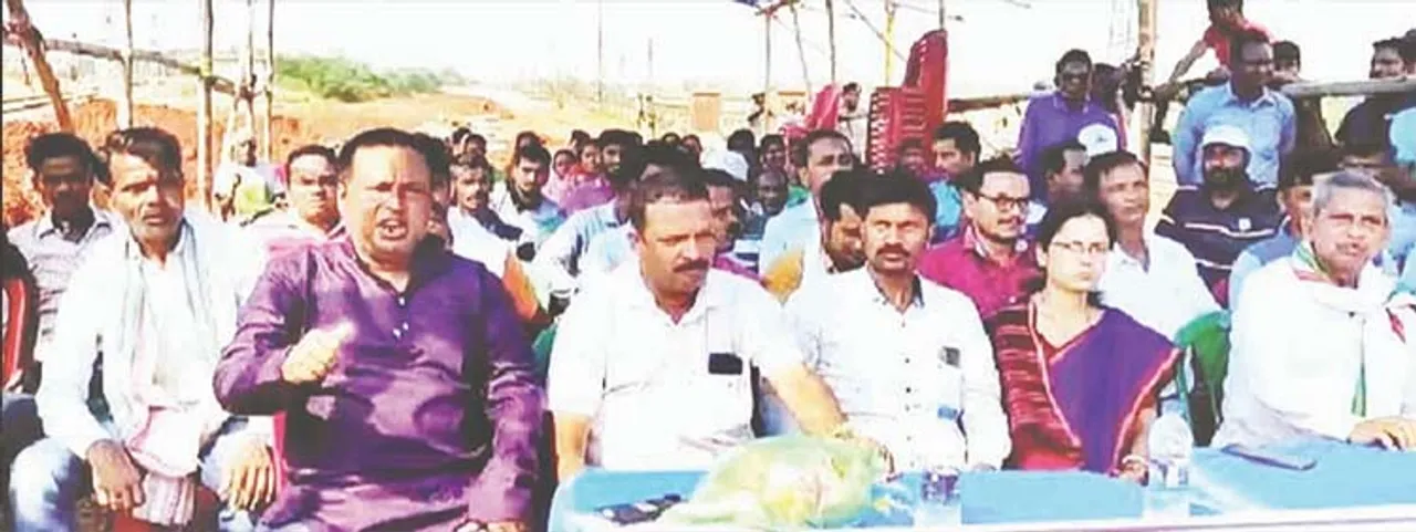  ଫ୍ଲାଏ ଓଭରବ୍ରିଜ୍‌ ଦାବିରେ ରେଳରୋକ