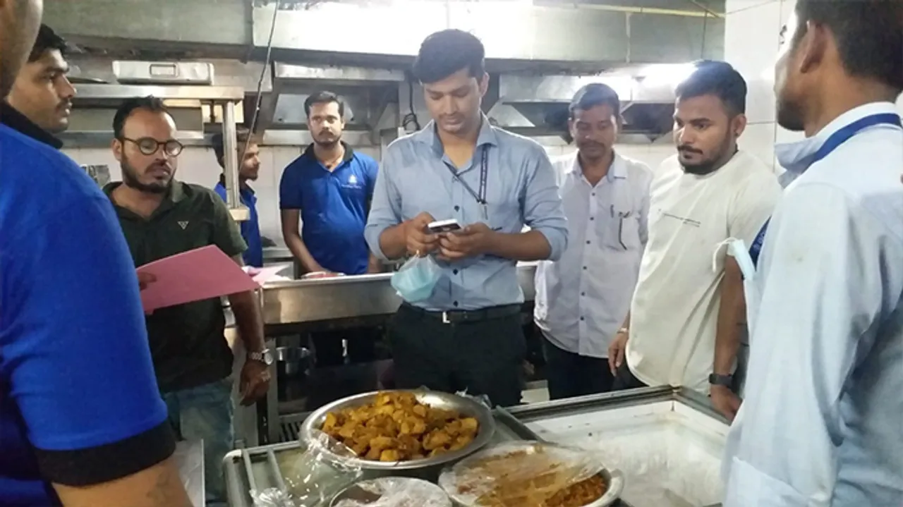  ହୋଟେଲରେ ଚଢ଼ଉ, ବାସିଖାଦ୍ୟ ନଷ୍ଟ, ୬ ହଜାର ଜରିମାନା