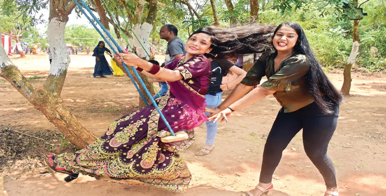  ଏଠି, ସେଠି, ସବୁଠି ବନସ୍ତେ ଡାକିଲା ଗଜ...