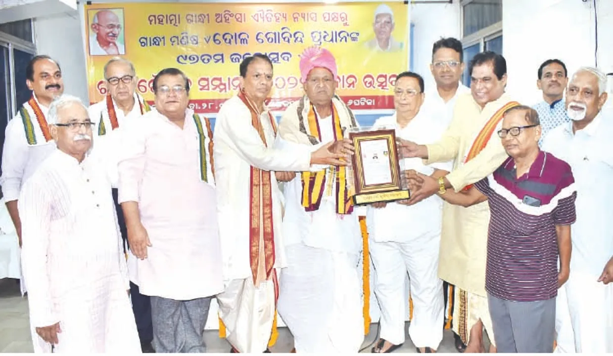  ଜୟନ୍ତୀରେ ଶ୍ରଦ୍ଧାଞ୍ଜଳି: କୀର୍ତ୍ତିବାନ ପୁରୁଷ ଥିଲେ ଗାନ୍ଧୀ ମଣିଷ ଦୋଳ ଗୋବିନ୍ଦ