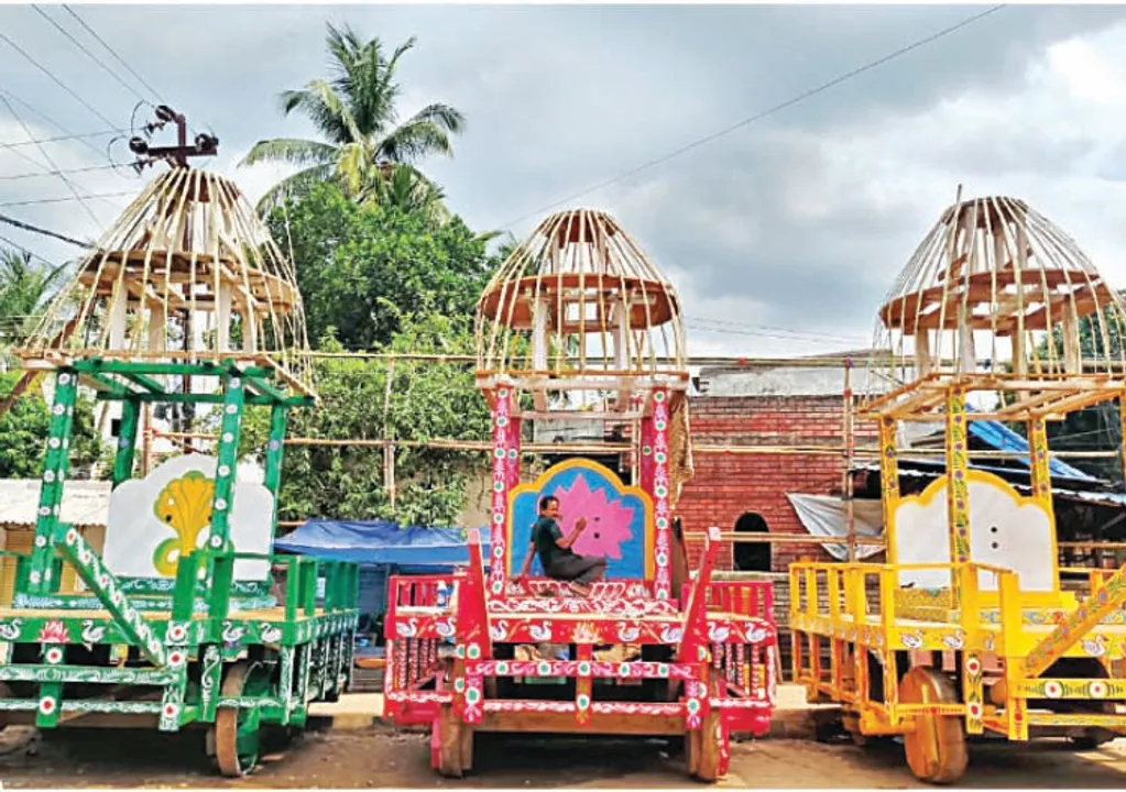  ଗଡ଼ିବ ରଥ, ଦୁଲୁକିବ ଦାଣ୍ଡ, ଝୁଲି  ଝୁଲି ଆସି‌ବ ଜଗା