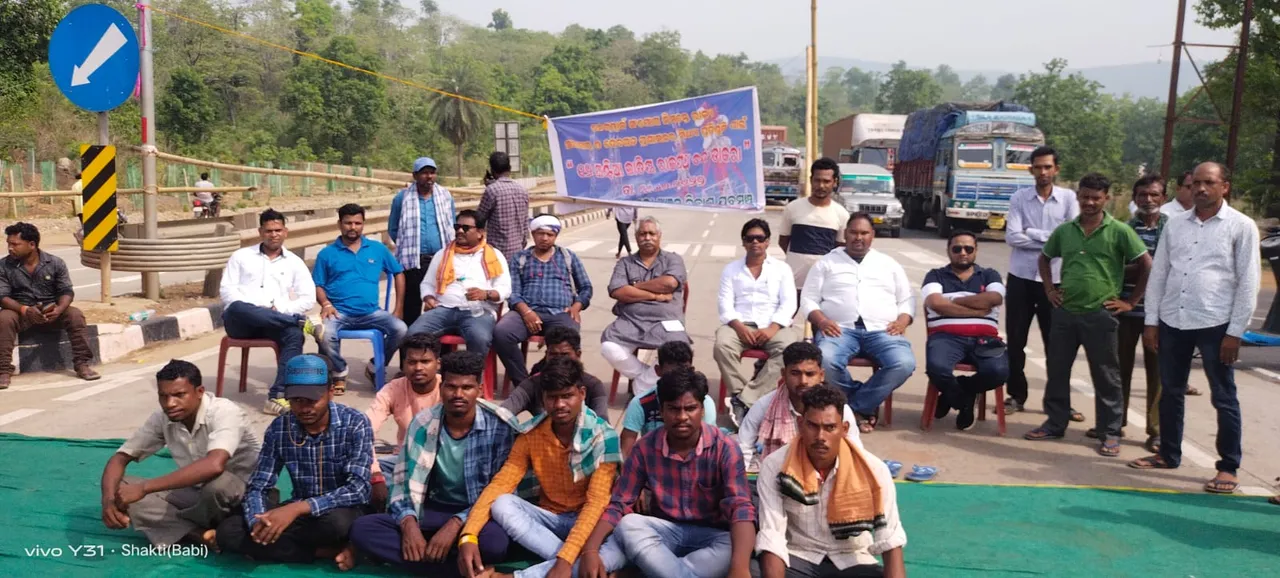  ମୋବାଇଲ ନେଟ୍‌ୱାର୍କ ଦାବି: ୫ ପଞ୍ଚାୟତବାସୀଙ୍କ ୧୨ଘଣ୍ଟିଆ ସମ୍ବଲପୁର – ଦେବଗଡ଼ ଜାତୀୟ ରାଜପଥ ଅବରୋଧ