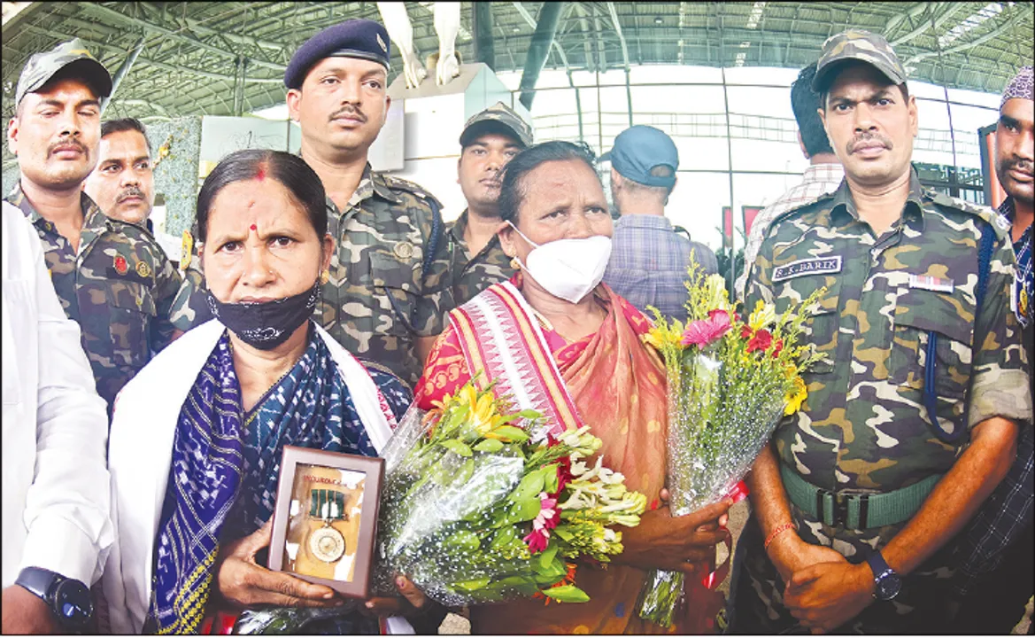  ଶୌର୍ଯ୍ୟଚକ୍ର ଧରି ଓଡ଼ିଶା ଫେରିଲେ ବୀରଙ୍କ ବାପା ମା’