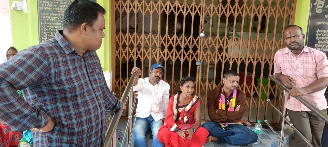  ପୌର ପରିଷଦ କାର୍ଯ୍ୟାଳୟର ମୁଖ୍ୟଦ୍ୱାରରେ ତାଲା ପକାଇ ଅନଶନରେ ବସିଲେ କାଉନସିଲର