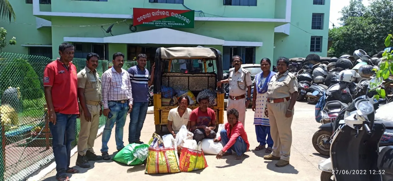  ଅଟୋରେ ଚାଲାଣ ହେଉଥିଲା ଦେଶୀ ମଦ, ୫୧୦ ଲିଟର ଦେଶୀ ଜବତ