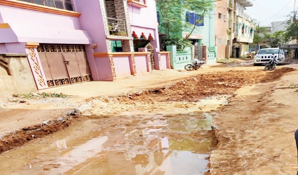  ମାସକରେ ମାତ୍ର ୨୦ ଫୁଟ୍‌ ରାସ୍ତା କାମ, ଘର ଆଗ ଖୋଳି ଦେଲା ଠିକାଦାର