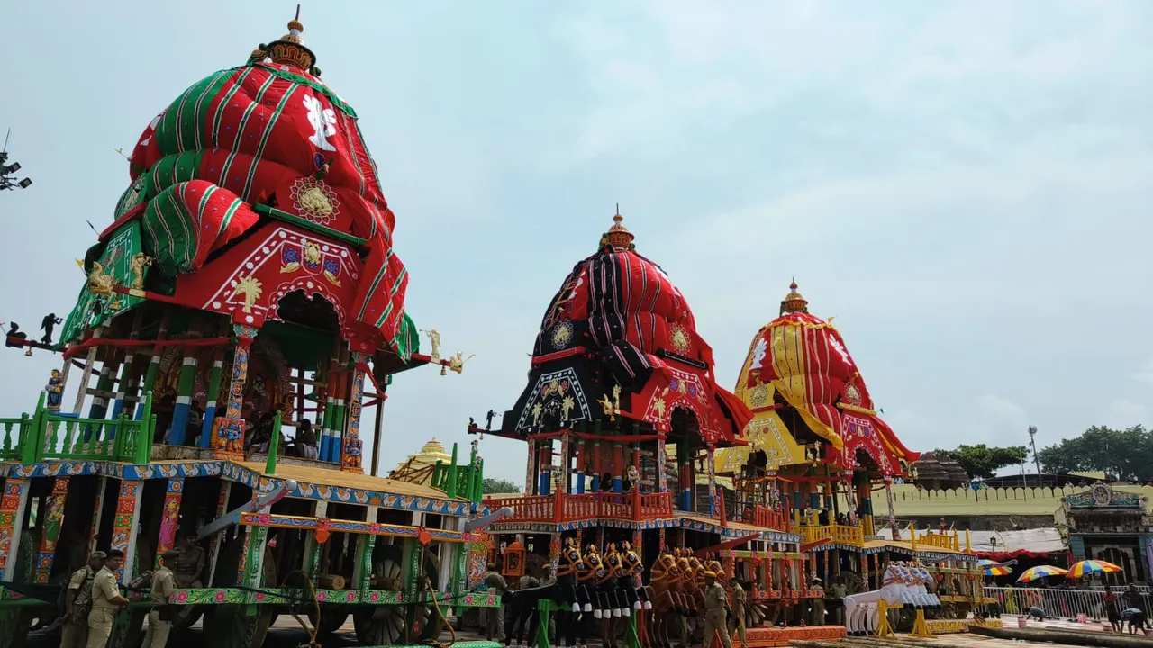 ପୁରୀ: ସିଂହଦ୍ଵାରରେ ତିନି ରଥ
