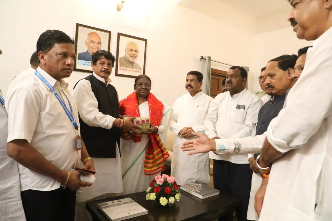  ରାଷ୍ଟ୍ରପତି ପ୍ରାର୍ଥୀ ଦ୍ରୌପଦୀ ମୁର୍ମୁଙ୍କୁ ସାକ୍ଷାତ କରି ମହାପ୍ରସାଦ ଓ ଗୀତଗୋବିନ୍ଦ ପ୍ରଦାନ କଲେ ପୁରୀ ବିଧାୟକ ଜୟନ୍ତ କୁମାର ଷଢଙ୍ଗୀ।