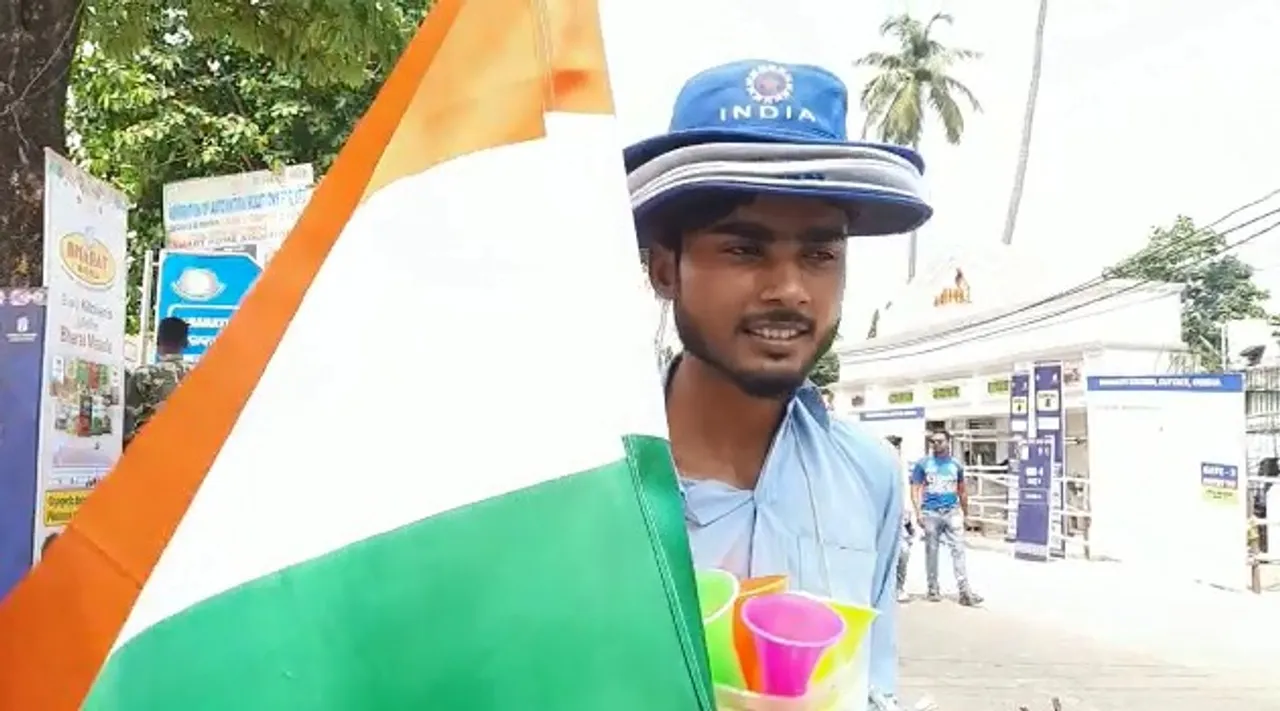  ଖେଳପ୍ରେମୀଙ୍କ ନିଆରା କାମ; ଟିକେଟ୍‌ ପାଇବାରୁ ବଞ୍ଚିତ ହୋଇ ପେଣ୍ଟିଂ ବିକି କରୁଛନ୍ତି ଉତ୍ସାହିତ