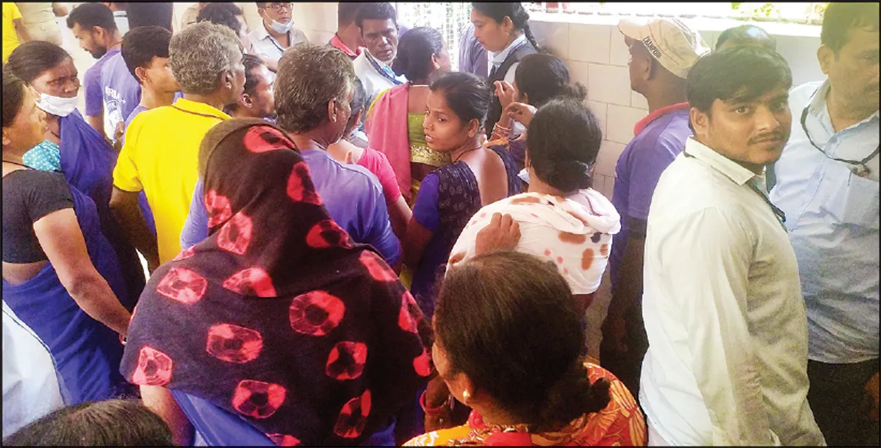  କ୍ୟାପିଟାଲ ହସ୍ପିଟାଲରେ ସଫେଇ କର୍ମଚାରୀଙ୍କ ଧାରଣା: ଦିନ ଦୁଇଟା ପର୍ଯ୍ୟନ୍ତ ପଡ଼ି ରହିଲା ଆବର୍ଜନା