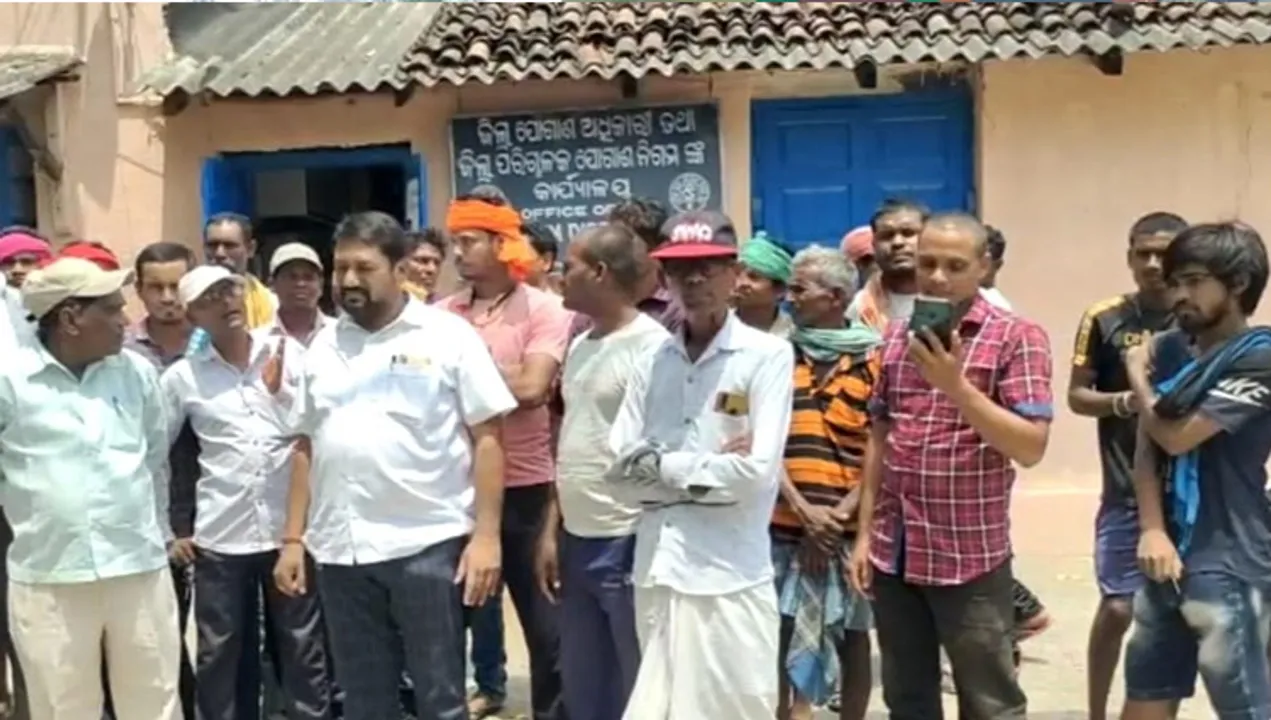  ମଣ୍ଡିରୁ ଧାନ ଉଠାଣ ଦାବି, ଯୋଗାଣ ଅଫିସ୍‌ରେ ଧାରଣା