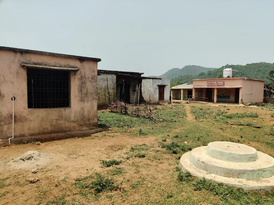  ଦୁର୍ଗମ ଅଞ୍ଚଳର ରୁଗଣ୍ ବିଦ୍ୟାଳୟ: ଗୋଟିଏ କକ୍ଷରେ ୮ଟି ଶ୍ରେଣୀର ପିଲାଙ୍କୁ ଶିକ୍ଷାଦାନ