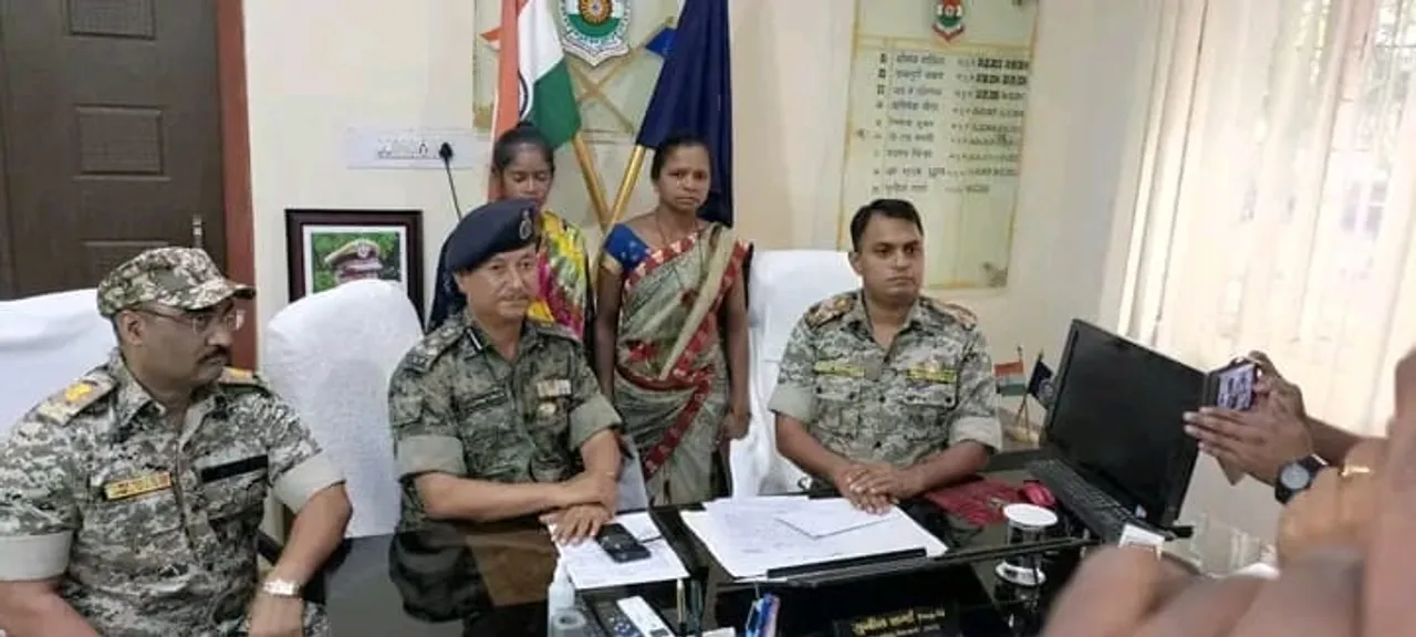  ୨ ମହିଳା ନକ୍ସଲର ଆତ୍ମସମର୍ପଣ; ଜଣକ ନାମରେ ଥିଲା ୮ ଲକ୍ଷ ଟଙ୍କାର ପୁରସ୍କାର