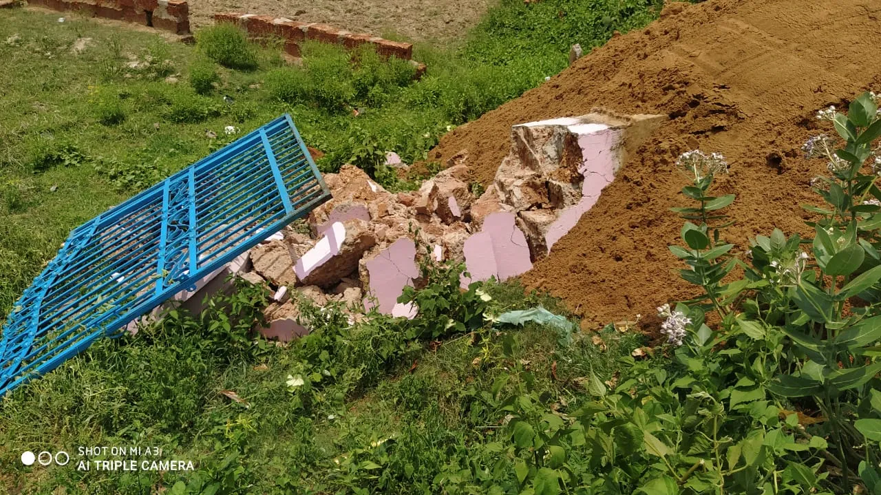  କଲେଜ ଗେଟ ଭାଙ୍ଗିଦେଲେ ସେନା କର୍ମଚାରୀ